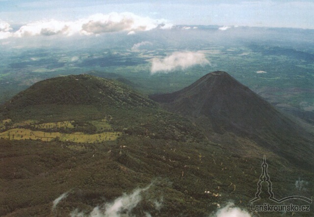 10_Sopecne vrcholy Izalco a Cerra Verde.jpg